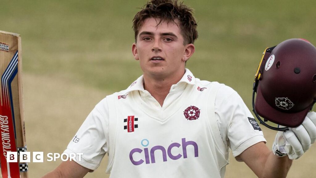 Jack Draper points to the home fans at Queen's