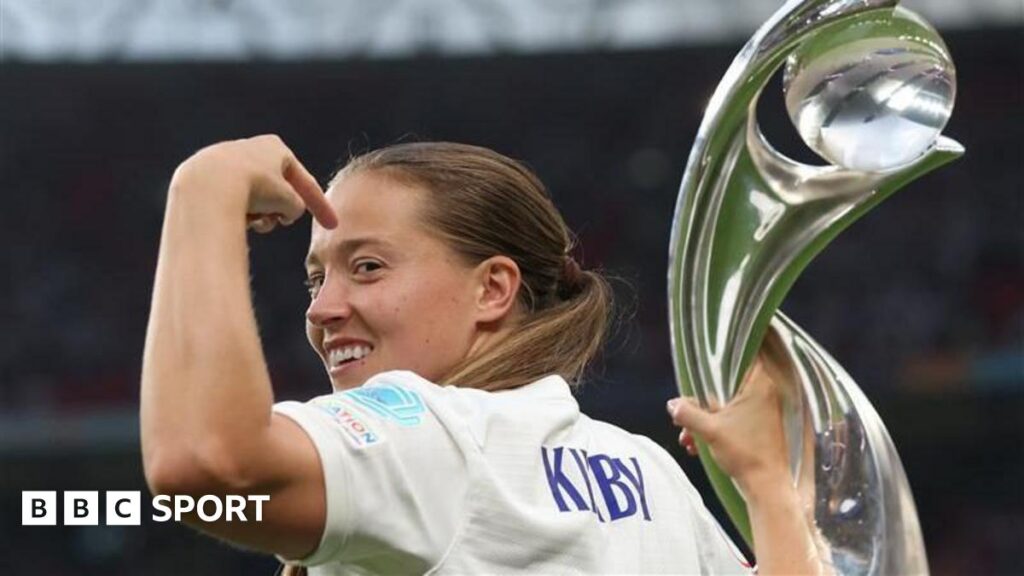 Fran Kirby with the Euro 2022 trophy