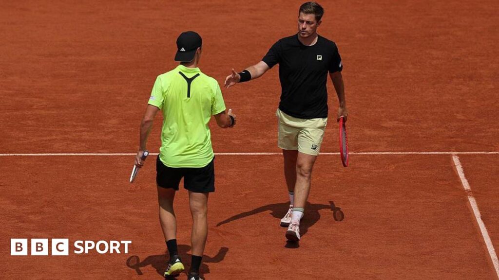 Joe Salisbury and Neal Skupski on a clay court