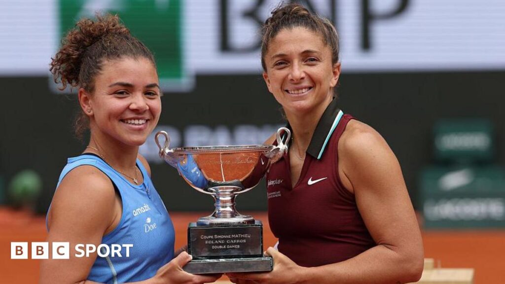 Jasmine Paolini and Sara Errani holds the French Open women's doubles trophy