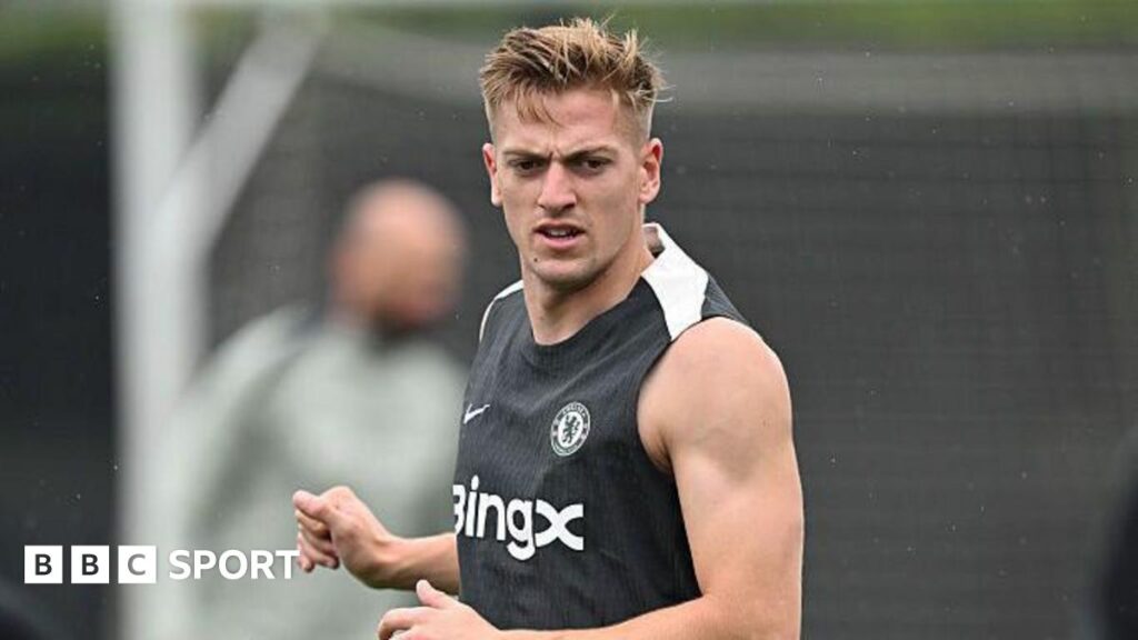 Liam Delap in Chelsea training