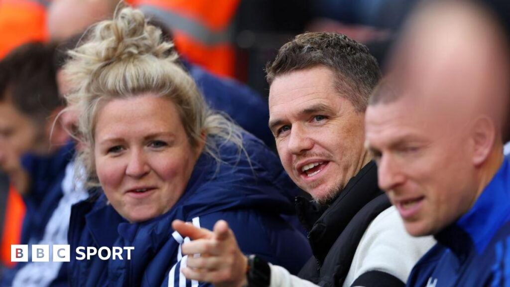 Jack Draper points to the home fans at Queen's