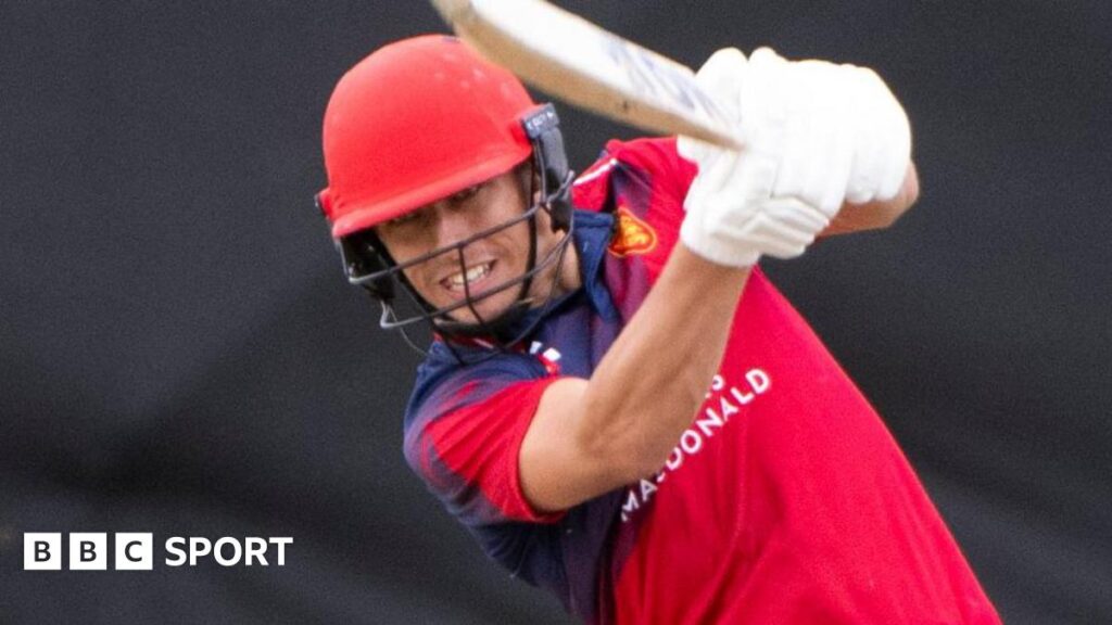 Jack Draper points to the home fans at Queen's