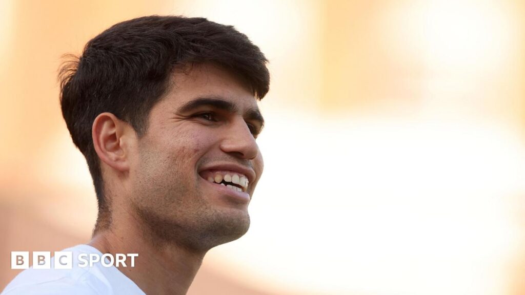 Carlos Alcaraz smiles during practice at Queen's