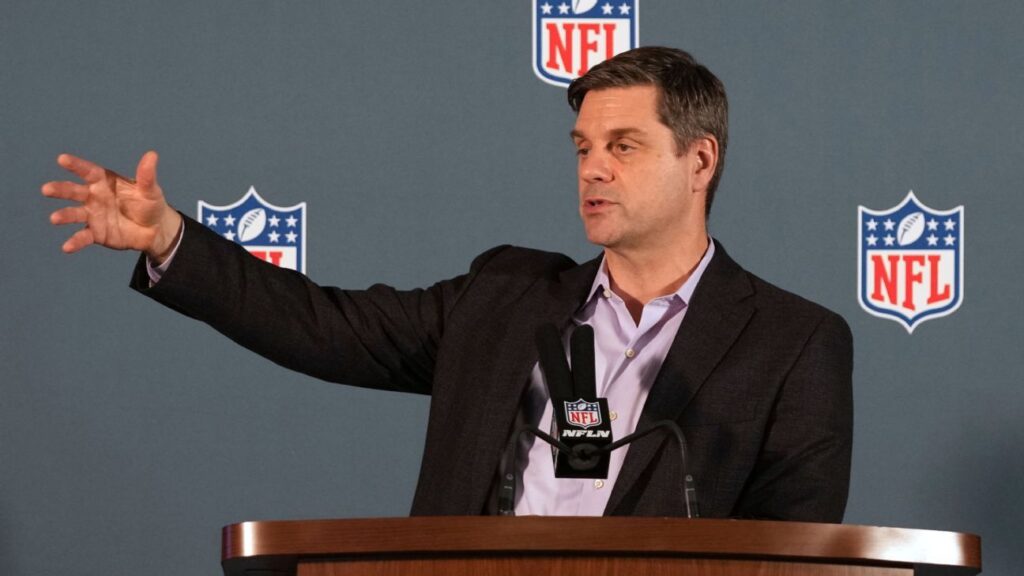 Sources -- PGA Tour hiring NFL executive VP Brian Rolapp as CEO