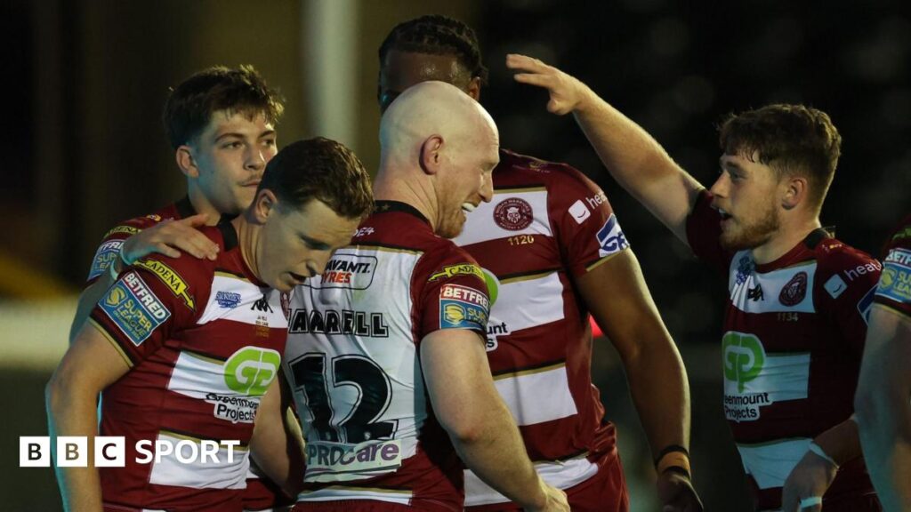 Jack Draper points to the home fans at Queen's