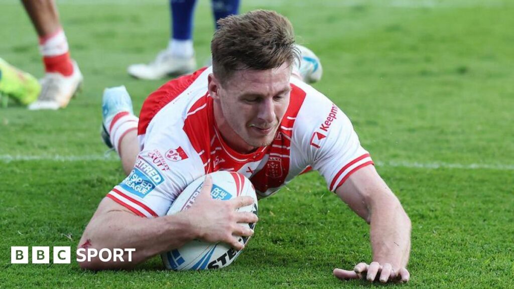 Jack Draper points to the home fans at Queen's