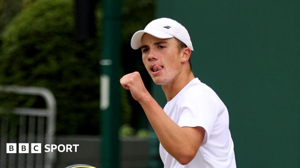 Jack Draper points to the home fans at Queen's