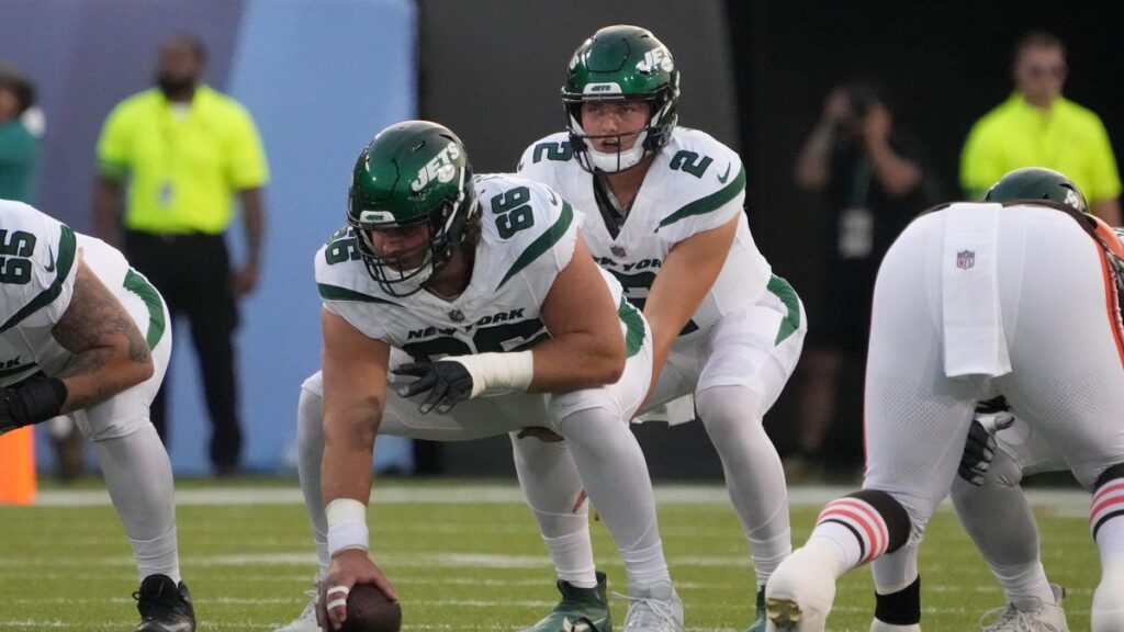 Wisconsin football alumni in PFF top NFL center ranking for 2025