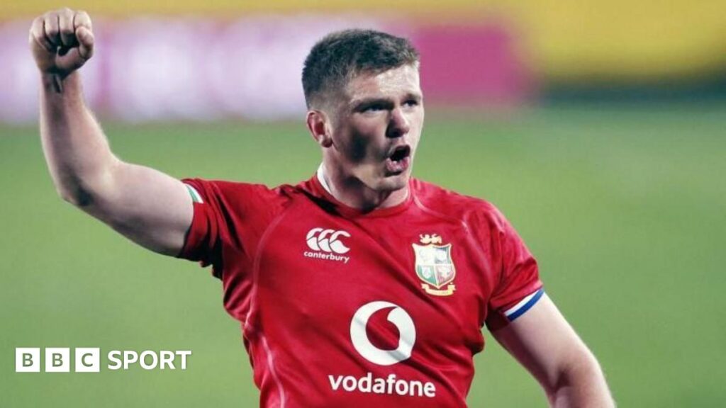 Owen Farrell kicking the ball against South Africa