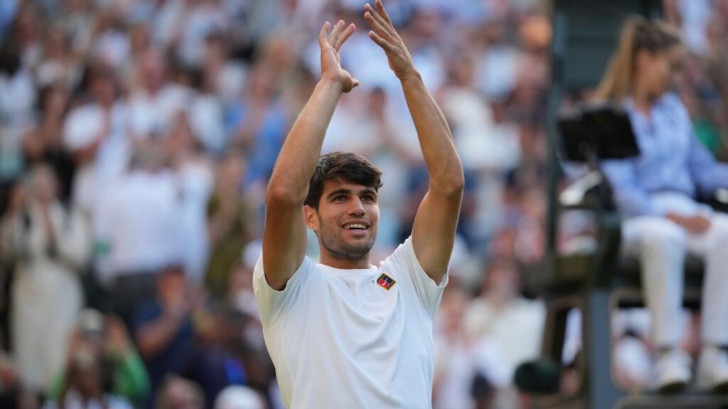 Carlos Alcaraz extends winning streak to reach Wimbledon 4th round