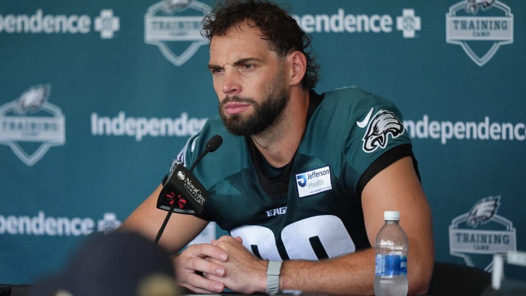 Eagles rookie turns friction into praise from veteran teammate