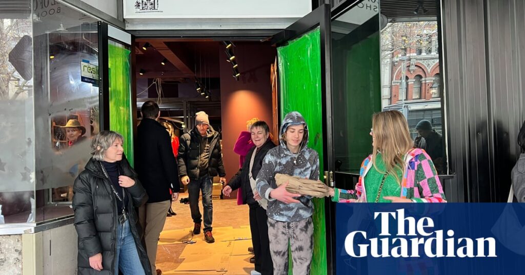 Hundreds form human chain to help Melbourne’s oldest bookshop relocate after more than a century | Melbourne