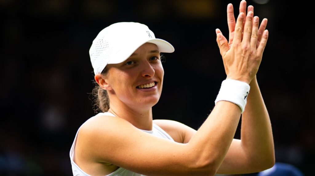 Iga Swiatek fights back to reach third round at Wimbledon