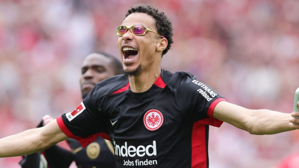 Liverpool in Ekitike talks with Isak not available - sources