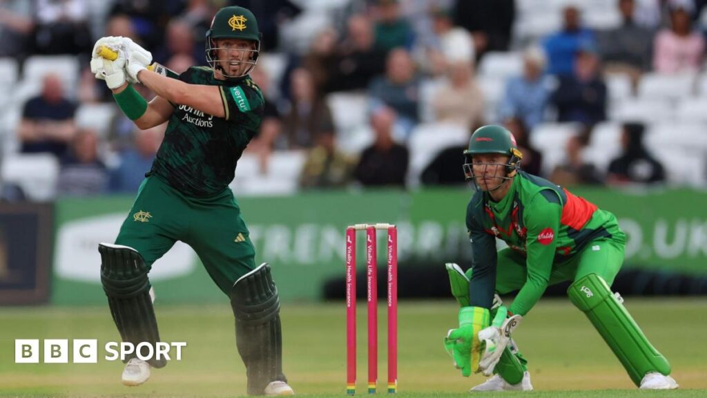 Notts wicketkeeper-batter Tom Moores in action against Leicestershire