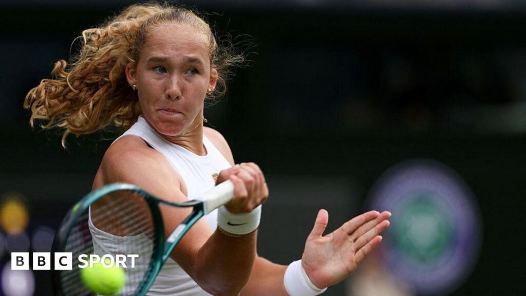 Mirra Andreeva in action against Emma Navarro