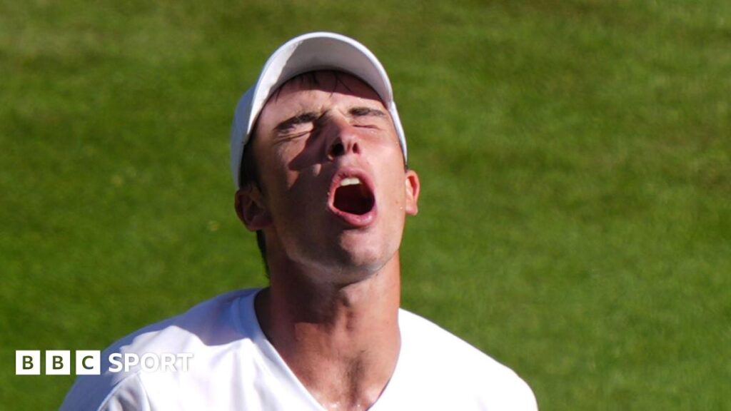 Ollie Tarvet reacts during his Wimbledon defeat by Carlos Alcaraz