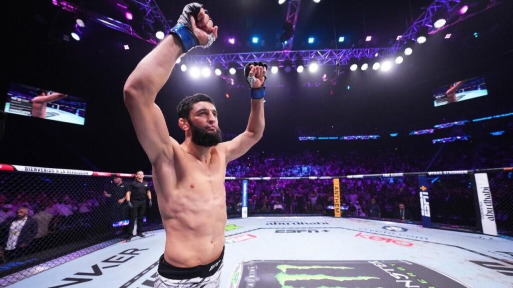 UFC 319 odds, props, predictions, fight card: Du Plessis vs. Chimaev picks, best bets by proven MMA insider