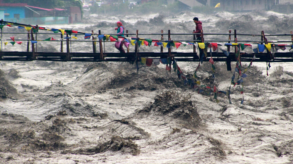 Building collapses into overflowing river during India floods | Floods