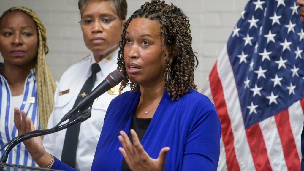 DC students head back to school amid Trump's law enforcement surge