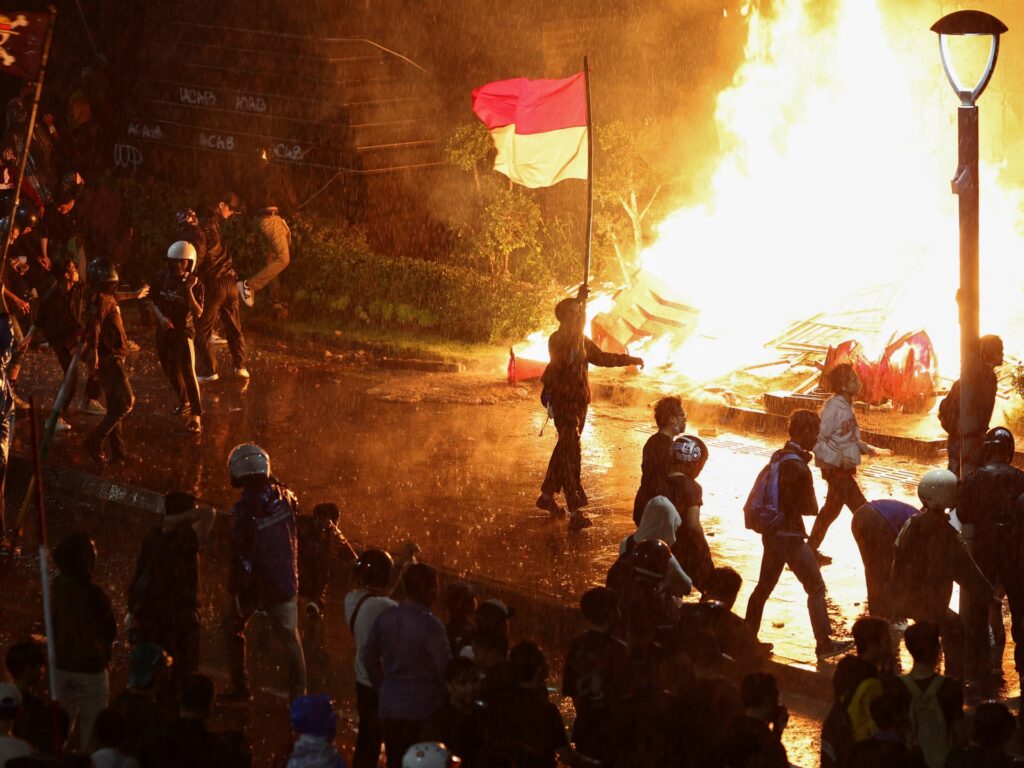 Indonesia protesters clash with riot police as tensions soar | Protests News