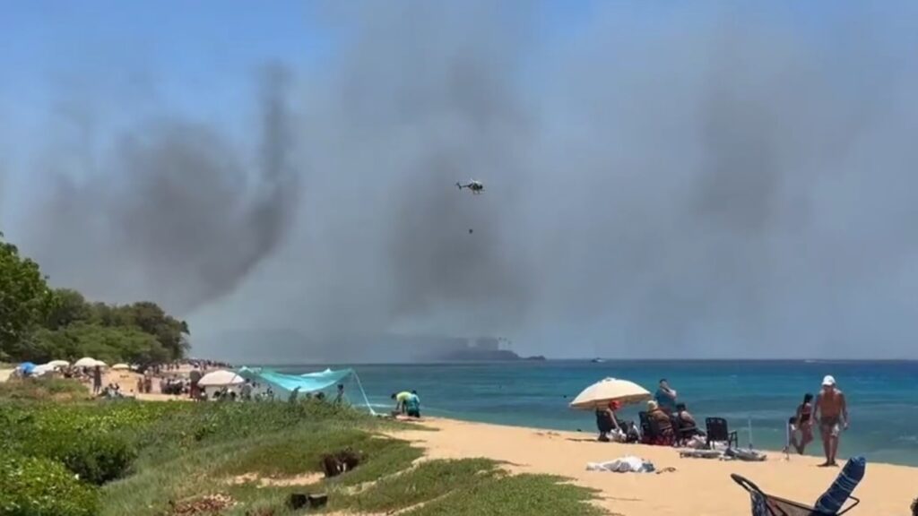 Maui firefighters battle brush fire in Ka'anapali