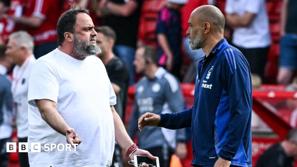 Evangelos Marinakis and boss Nuno Espirito Santo talk