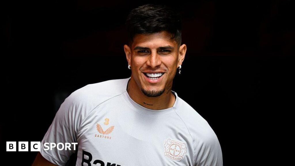 Piero Hincapie in a Bayer Leverkusen training session