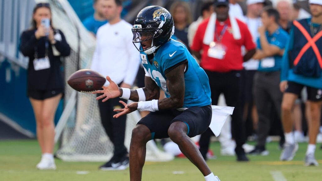 Travis Hunter switches from offense to defense