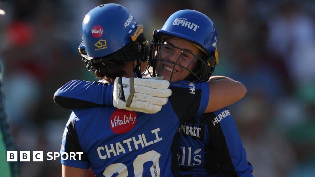 London Spirit celebrate Sarah Glenn's wicket against Oval Invincibles in The Hundred
