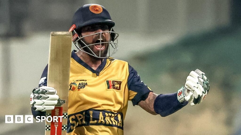 Kusal Mendis celebrates Sri Lanka's qualification by holding his bat and cheering