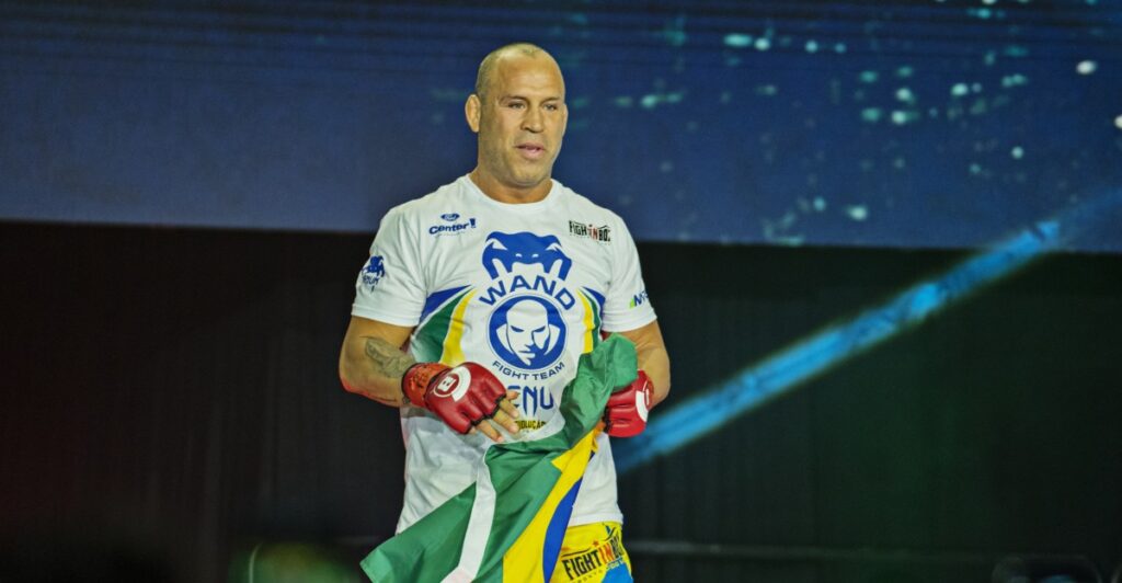 Former boxing world champion steps in to face Wanderlei Silva in Brazil