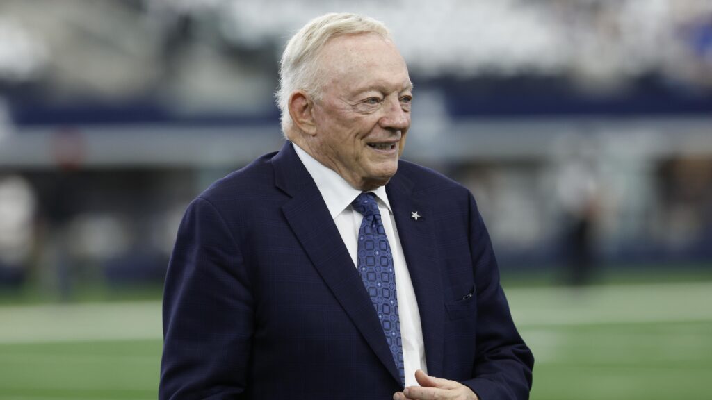 Cowboys' Jerry Jones Won't Appeal NFL Fine for Giving Fans Middle Finger on Video