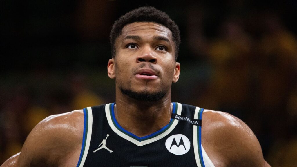 Giannis Antetokounmpo recovers from COVID-19, joins Bucks camp