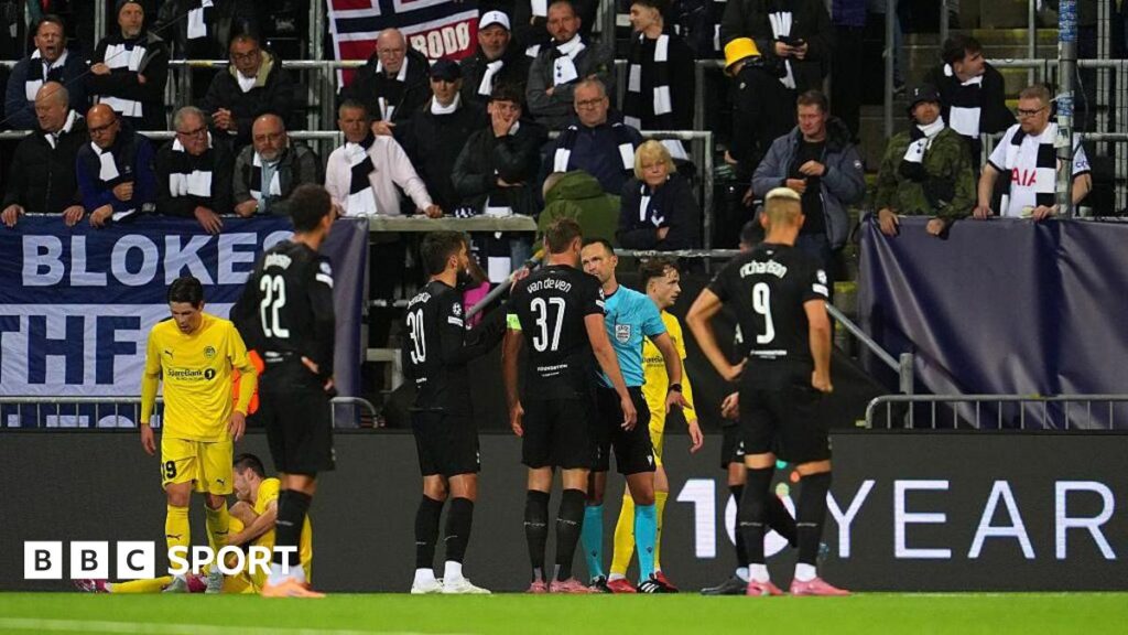 Micky van de Ven confronts the referee during the draw against Bodo/Glimt